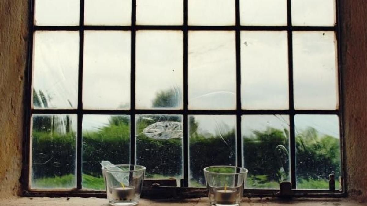 scapa-de-mucegaiul-din-jurul-ferestrelor--cu-mijloace-ieftine-si-eficiente_54388700