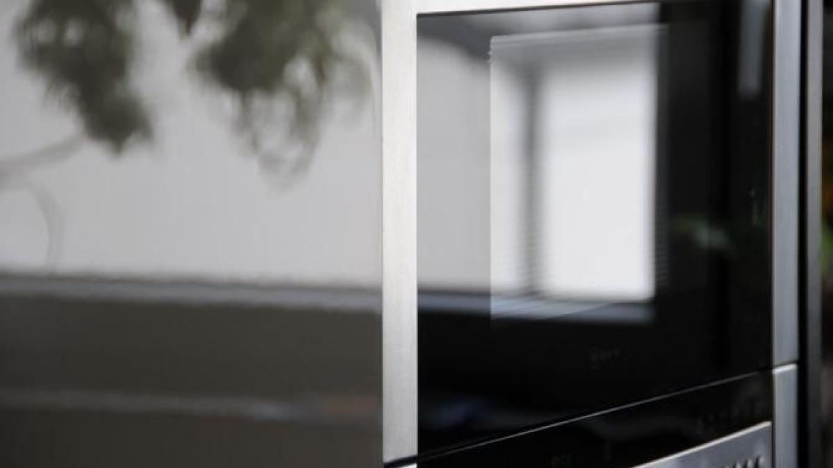 curata-cuptorul-cu-microunde-de-grasime--va-straluci-de-curatenie-cat-ai-zice-peste_28563000