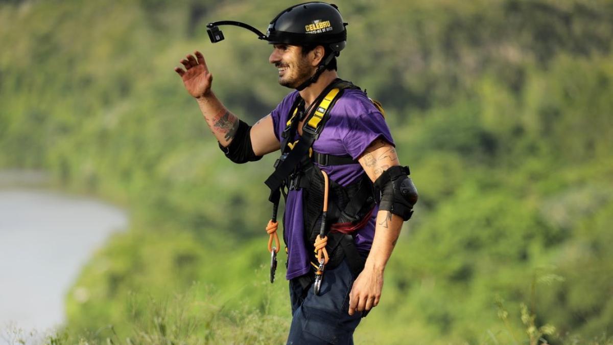 filmati-la-buftea--sunt-viermi-de-jeleu--totul-e-o-facatura--actorul-alex-bogdan--despre-ce-se-intampla-la-sunt-celebru--scoate-ma-de-aici-sa-se-trezeasca-din-filmul-asta_77277000