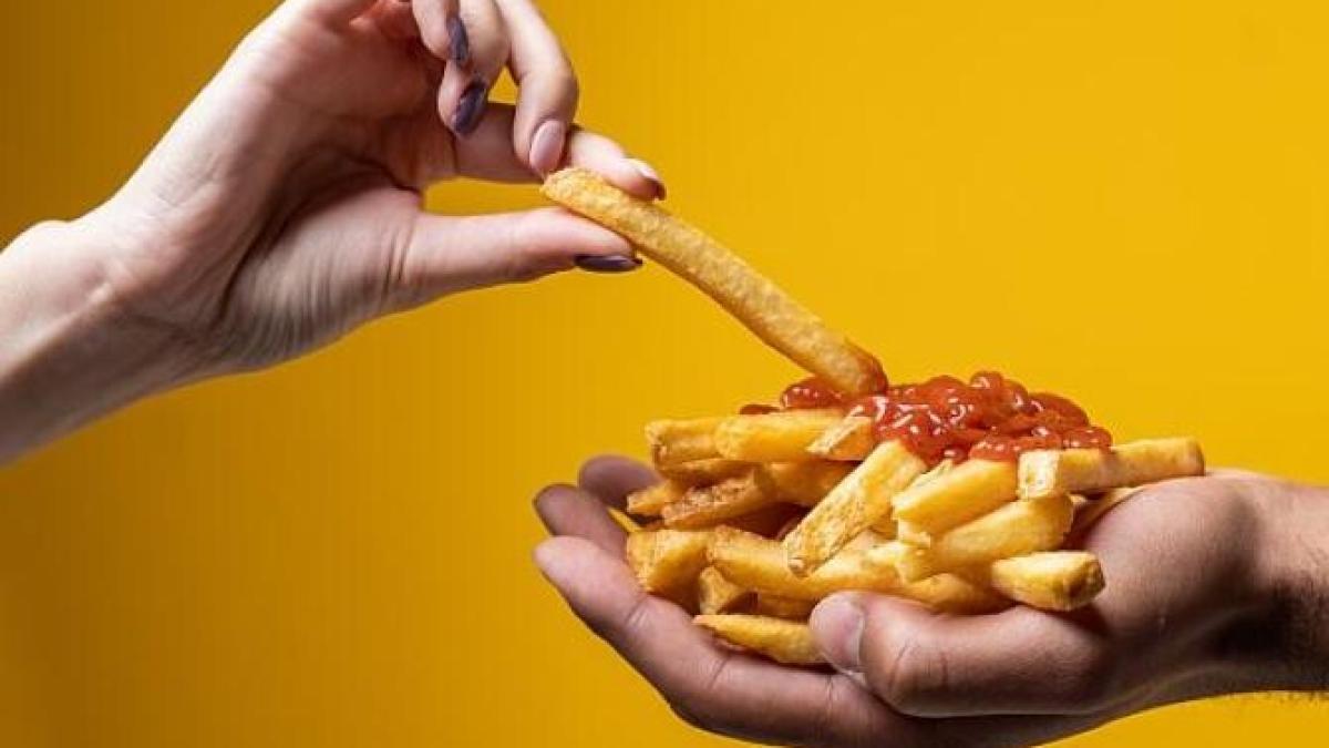 cartofi-prajiti-in-cuptor--fara-nicio-picatura-de-ulei--sunt-deliciosi--datorita-unui-ingredient-secret_40657800