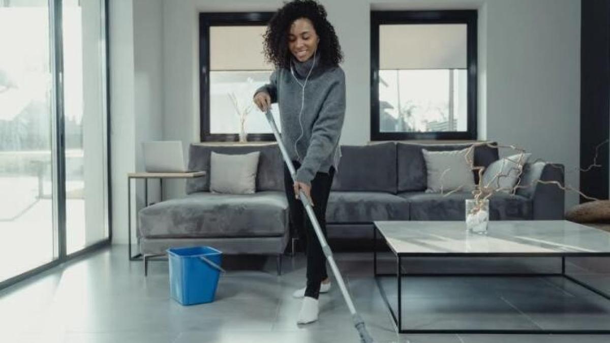 podeaua-casei-va-mirosi-frumos-cu-acest-remediu-ieftin--il-poti-prepara-acasa-si-este-eficient_73149800