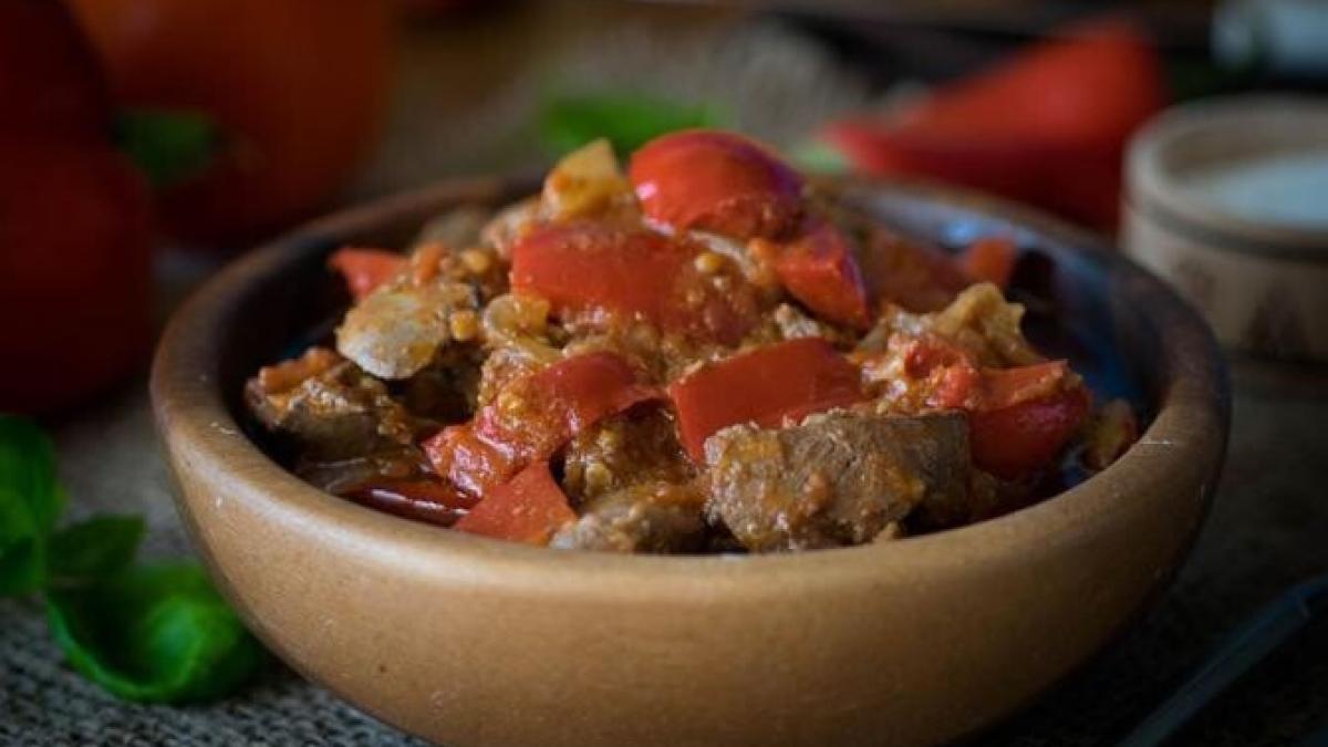 salata-calda-cu-ficat-de-pui--este-satioasa-si-foarte-gustoasa_47909700