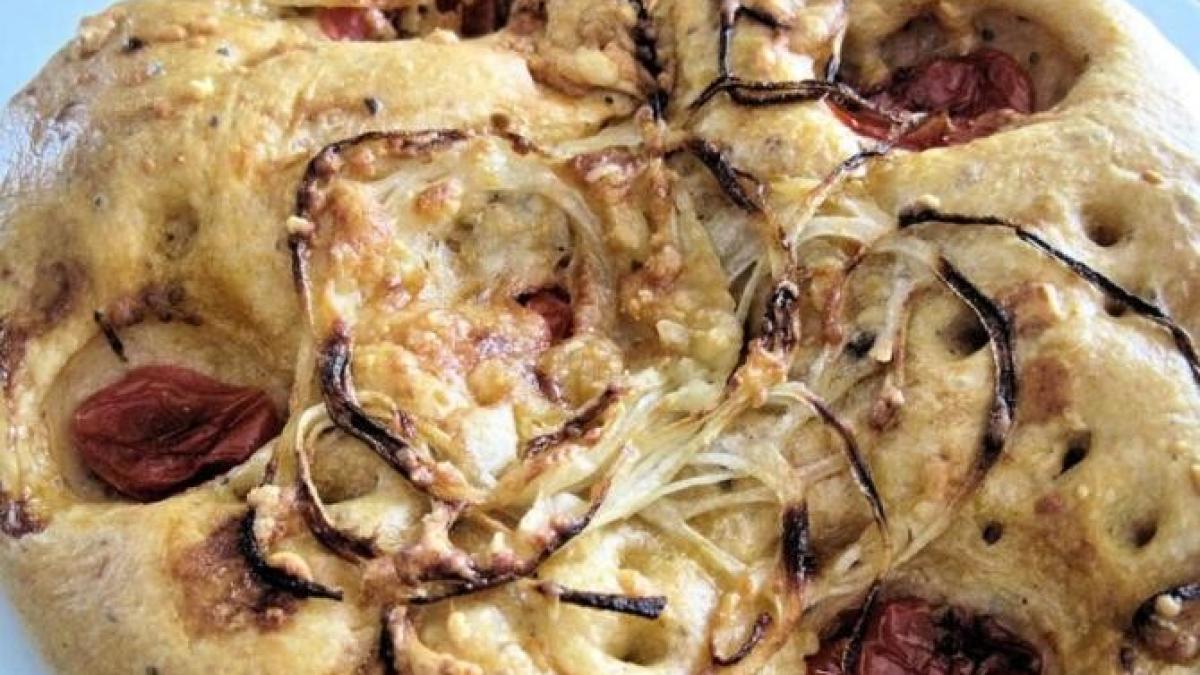 focaccia-crocanta-cu-ceapa--nu-ai-mancat-niciodata-ceva-mai-bun_22659800