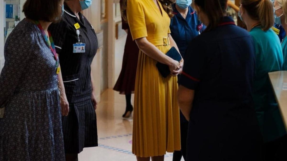 kate--printesa-de-wales--suprinsa-in-timp-ce-legana-un-nou-nascut-la-maternitate_53295100