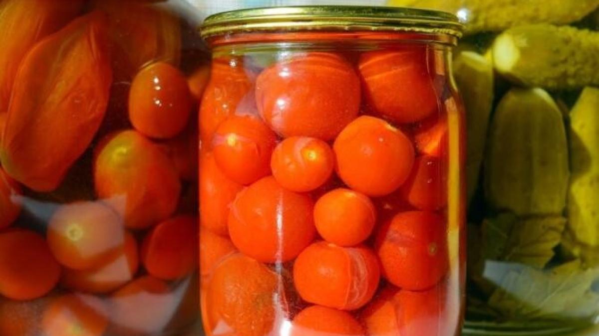 rosii-cu-busuioc--o-gustare-gustoasa-si-parfumata-pentru-iarna_40580000