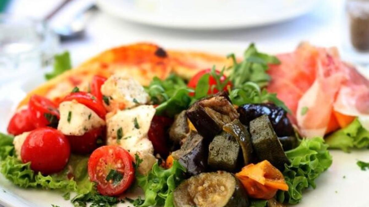 salata-delicioasa-de-vinete-si-branza--perfecta-pentru-pranz-sau-cina_00352000