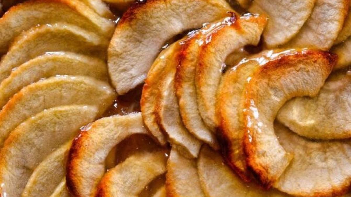 tarta-rasturnata-cu-mere-si-lichior-de-lamaie--un-desert-savuros-si-irezistibil_27855300