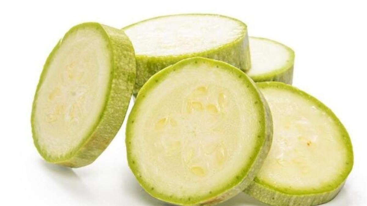 dovlecel-marinat-cu-usturoi-si-verdeata--reteta-zilei_56780000