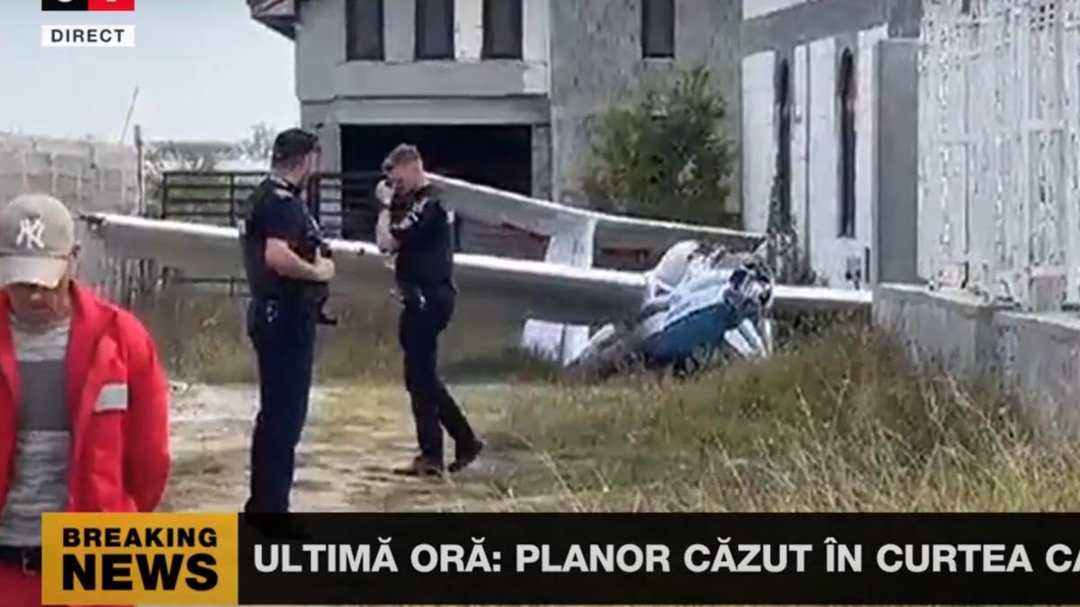 o-tanara-de-17-ani-s-a-prabusit-cu-planorul-in-curtea-unei-case_60532400