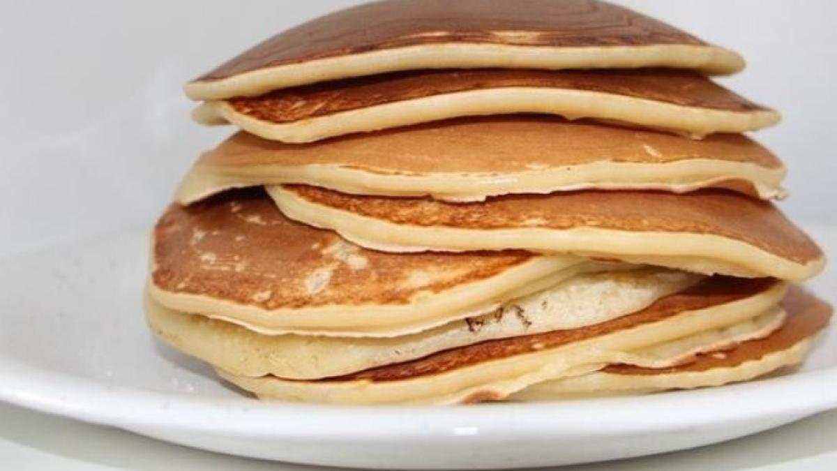 clatite-delicioase-cu-mere-si-iaurt--fara-nicio-picatura-de-ulei--doar-40-de-calorii-pe-portie_61547000