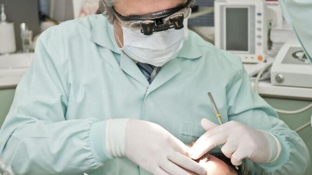 dinti-falsi--la-mare-cautare-pe-internet--remus-grecea---sunt-dinti-fake_32902500