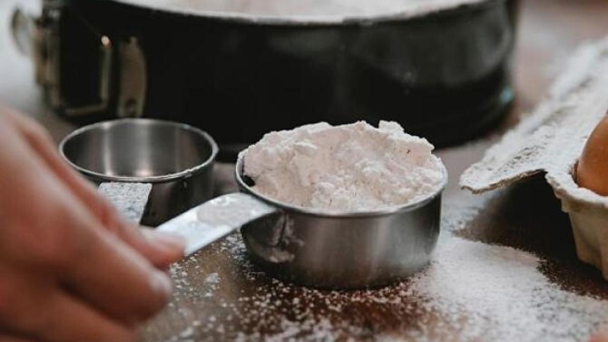 prajitura-moale-si-delicioasa-in-doua-culori--ai-nevoie-de-iaurt-si-cacao-pentru-un-desert-fantastic_36554700