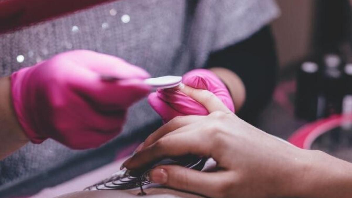 cum-sa-indepartezi-cuticulele-inflamate-si-sa-ai-mainile-moi-si-frumoase--cu-aceste-2-uleiuri-rezultatul-va-fi-exceptional_22382100