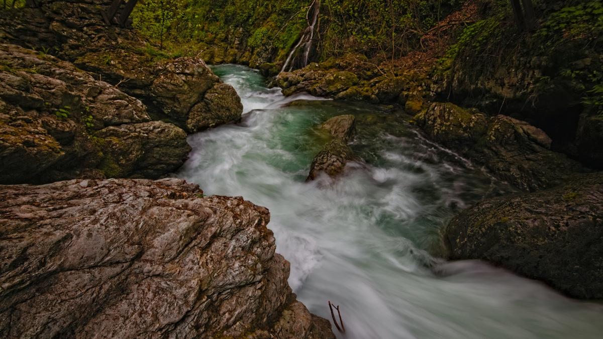 apa-unui-rau-din-bistrita-s-a-facut-rosie_64106900