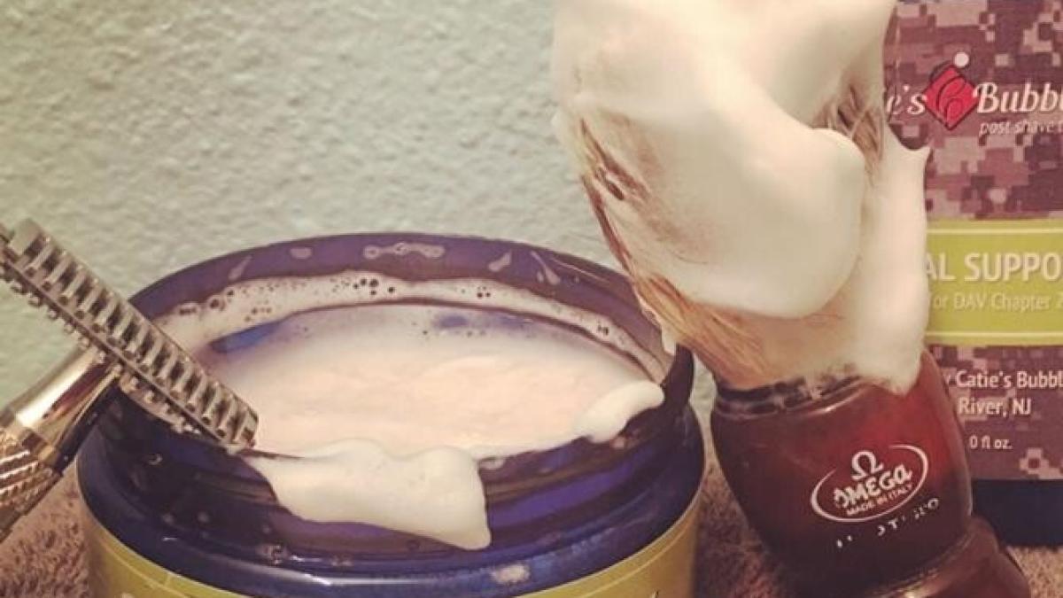 unele-gospodine-pun-spuma-de-ras-in-masina-de-spalat--nu-ti-poti-imagina-de-ce-apeleaza-la-acest-truc_01684400