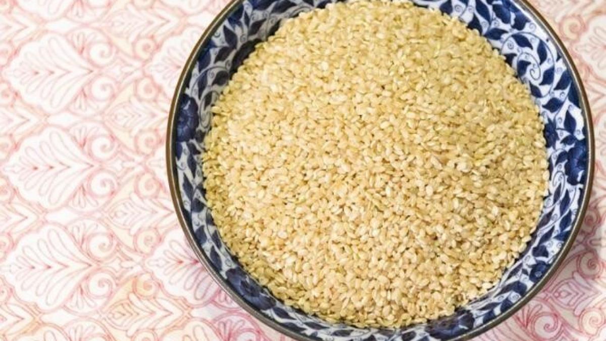 cand-nu-ai-timp--fa-aceasta-salata-de-orez--are-doar-280-de-calorii_07553500