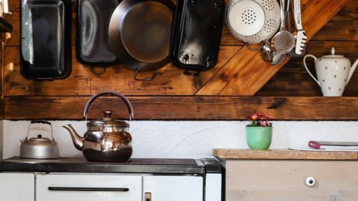 gospodinele-pricepute-curata-oalele-si-tigaile-cu-un-cartofi----un-truc-util-si-original_60493700