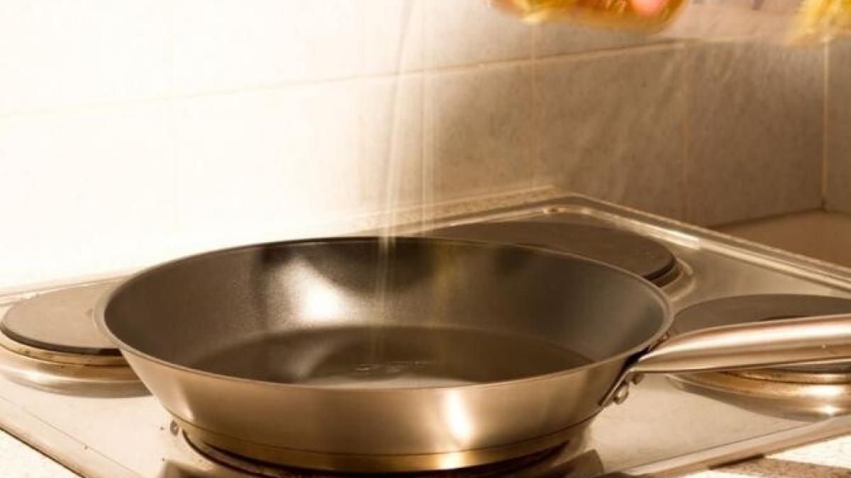 cea-mai-murdara-tigaie-poate-fi-curatata-cu-un-pahar-de-apa--un-truc--cu-care-vei-economi-detergent_09417400
