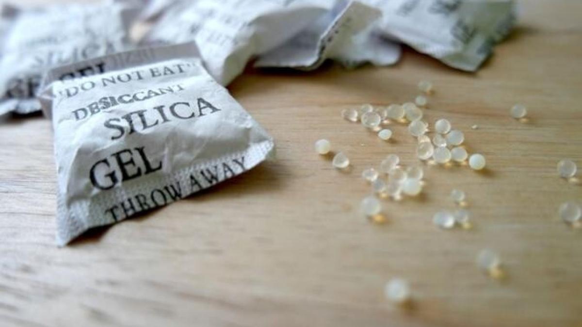 nu-mai-aruncati-pliculetele-cu-silica-gel--iata-cum-le-puteti-folosi-eficient_86690800