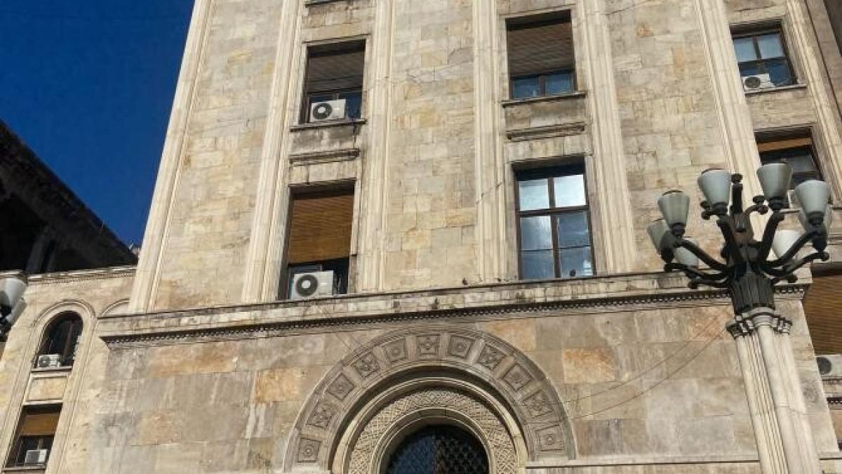 barbat-amenintare-ca-se-arunca-ansvsa-casa-presei_46763000