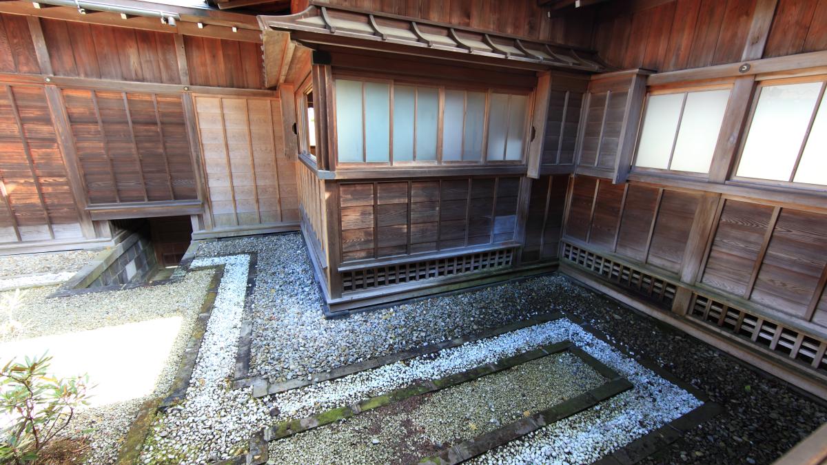 cea-mai-veche-toaleta-din-japonia--veche-de-600-de-ani--a-fost-daramata-de-un-sofer-care-mergea-in-marsarier_60111900