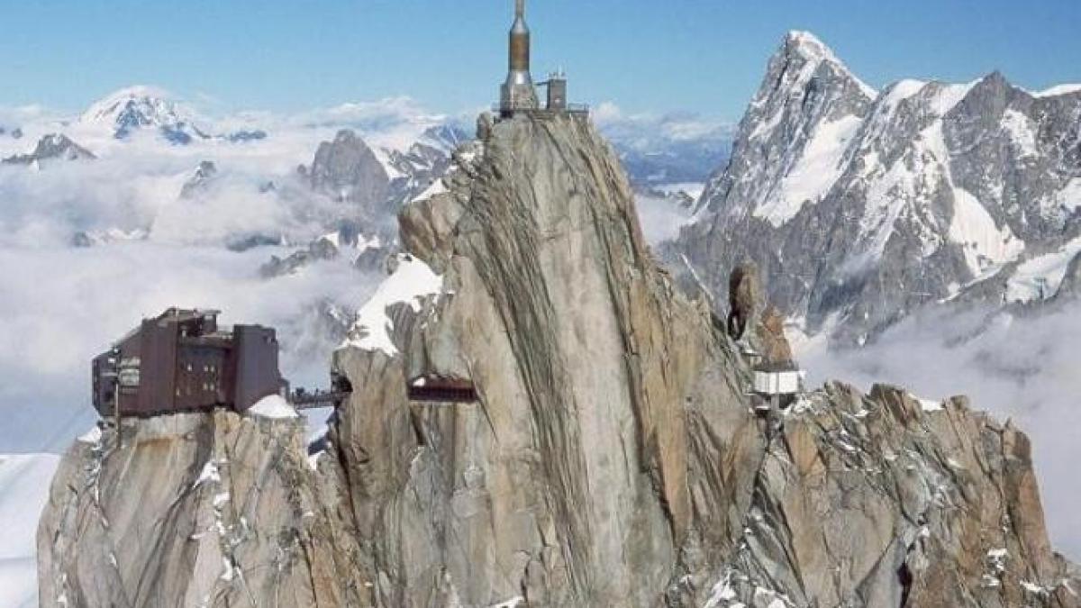 telecabina-care-leaga-franta-si-italia-pe-calea-aerului-prin-alpi-1_700x410_08704800