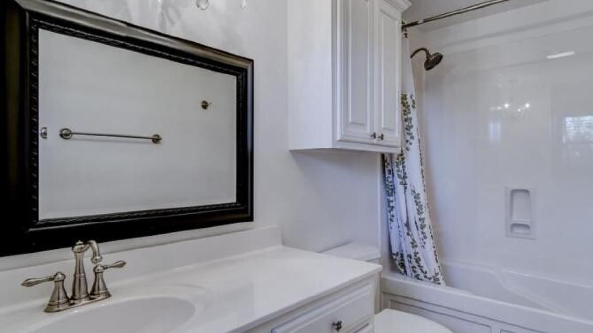 cum-sa-speli-perfect-oglinda-din-baie-in-3-pasi--va-arata-ca-nouaprc-c2prc-a0si-nu-va-avea-nicio-pata_54278200