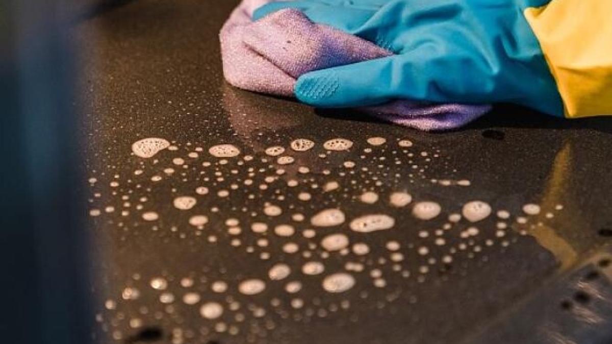 curata-cuptorul-fara-a-misca-un-deget--iata-ce-trebuie-sa-faci_00910300