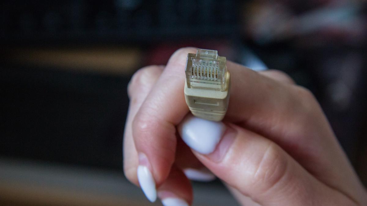 a-taiat-internetul-vecinilor-pentru-ca-a-prc-e2prc-80prc-9dsimtit-ca-nu-meritaprc-e2prc-80prc-9d--s-a-ales-cu-dosar-penal_14578700