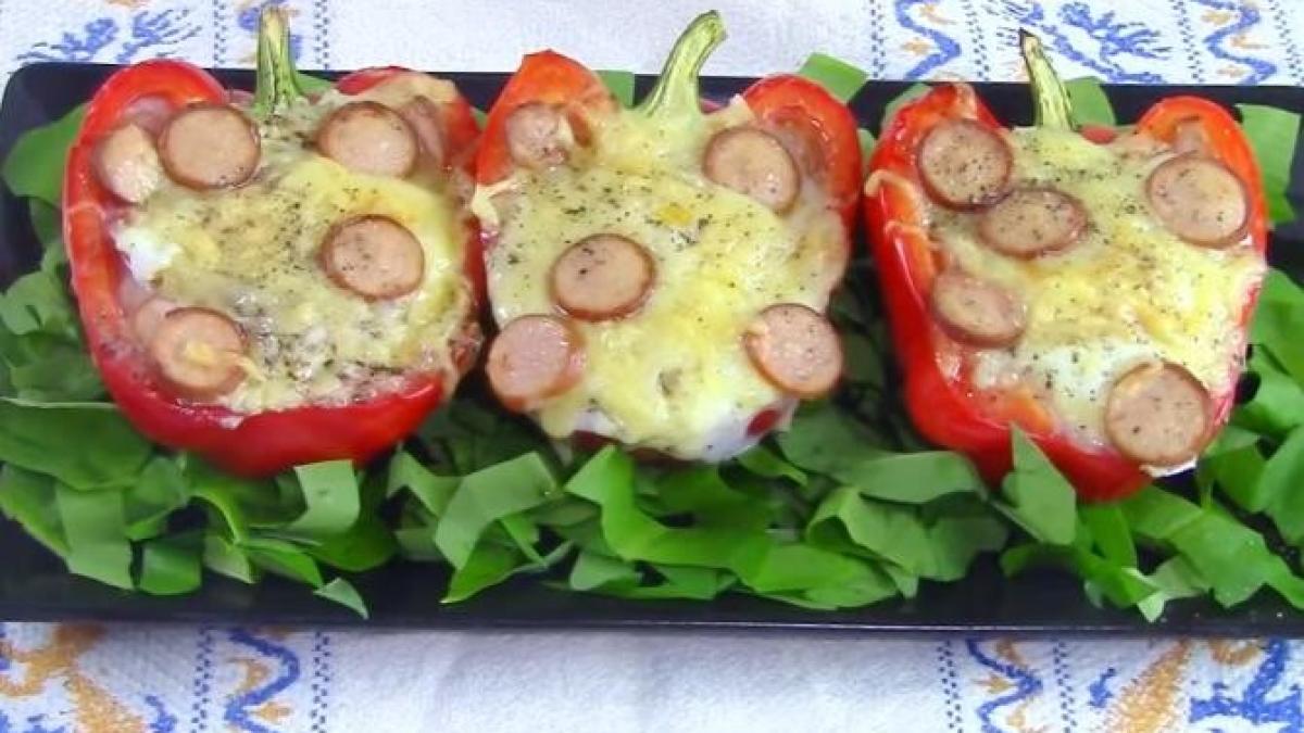 ardei-cu-crenvursti--oua-si-cascaval--reteta-ginei-bradea-pentru-un-mic-dejun-rapid-2_53119200