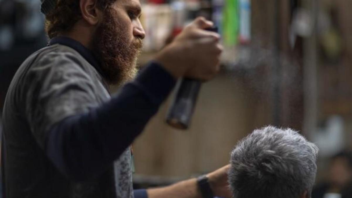 proprietatile-neobisnuite-ale-fixativului-de-par--trucuri-cu-care-puteti-rezolva-mai-multe-sarcini-cotidiene_32935100