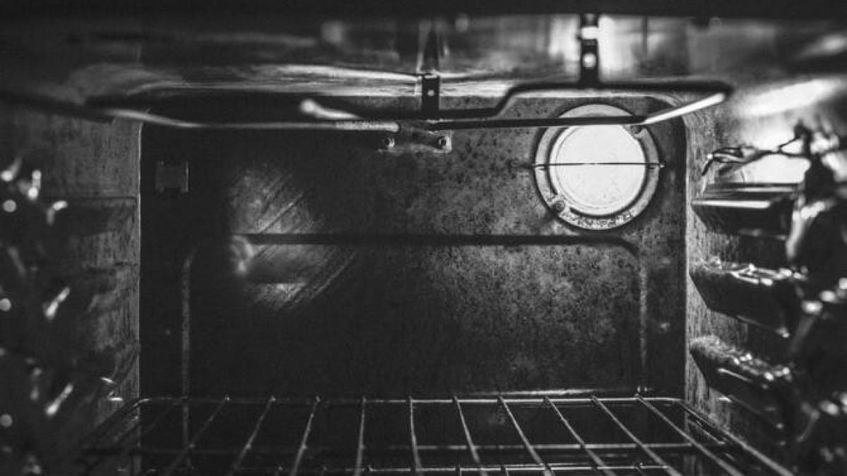 sticla-cuptorului-este-foarte-murdara--curatati-o-astfel-si-grasimea-va-disparea-dintr-o-clipa_25990000