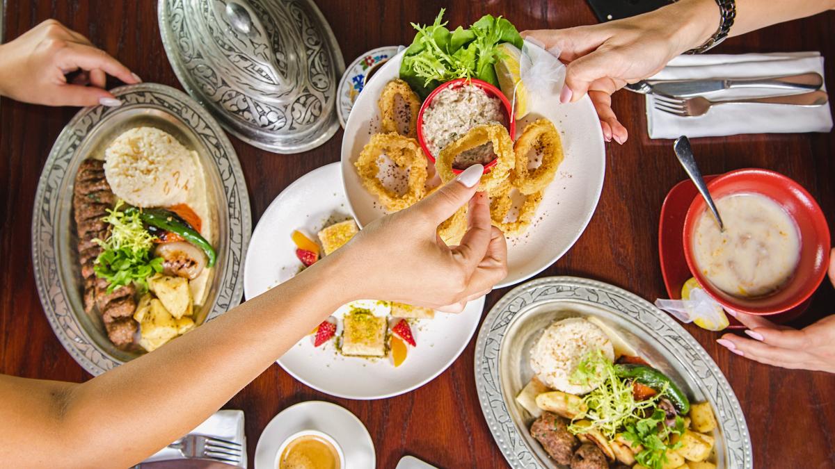 cum-sa-mananci-ce-ti-place-fara-sa-te-ingrasi--bilic--trucuri-geniale-ajuta-la-digestie-si-taie-pofta-de-zahar_55199400