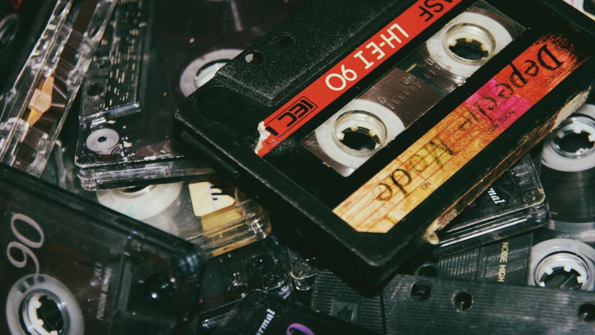 cum-s-au-imbogatit-unii-din-vanzarea-casetelor-cu-spectacolele-voua-se-specializasera-veneau-cu-casetofoane-mari-bagate-in-genti-2_42987700