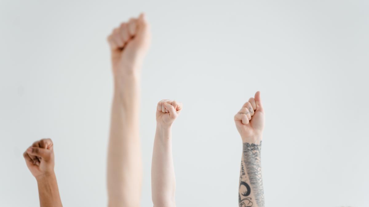 s-au-lipit-de-un-stalp-ca-sa-salveze-planeta--doua-activiste-de-mediu-au-facut-show-intr-o-expozitie-de-dinozauri-din-berlinasta-ne-ameninta-si-pe-noi-video_83106700