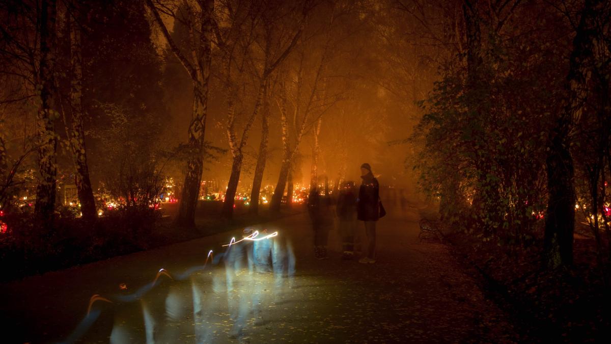 ziua-mortilor-sau-luminatia--oamenii-se-duc-la-mormintele-celor-dragi-si-aprind-lumanari-imagini-in-articol_39248200