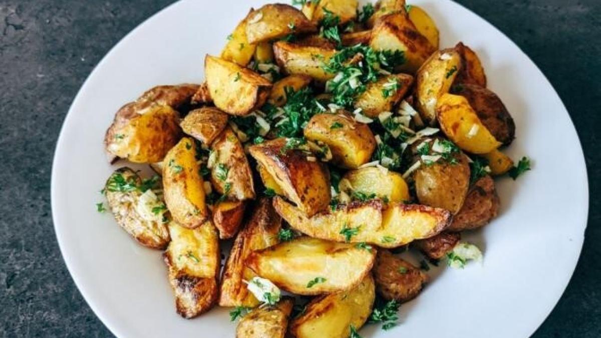 cartofii-cu-usturoi-in-stil-taranesc--aromati--crocanti-la-exterior-si-moi-la-interior_69335000