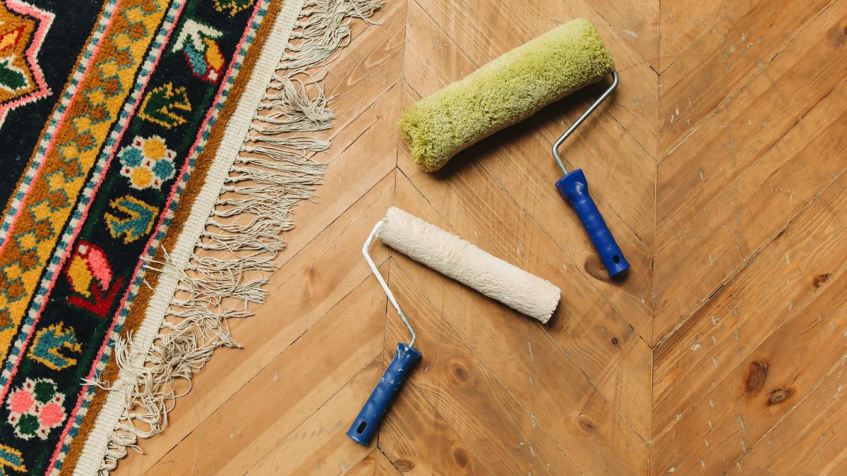 fostul-proprietar-i-a-lasat-un-mesaj-sub-tapet--ce-a-aflat-o-tanara-despre-proprietatea-pe-care-tocmai-o-cumparase_02895700