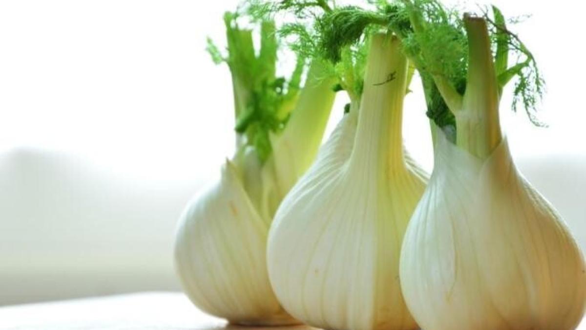 salata-de-varza-cu-fenicul-si-mere--adauga-in-dressig-cateva-ingrediente-speciale_03458200