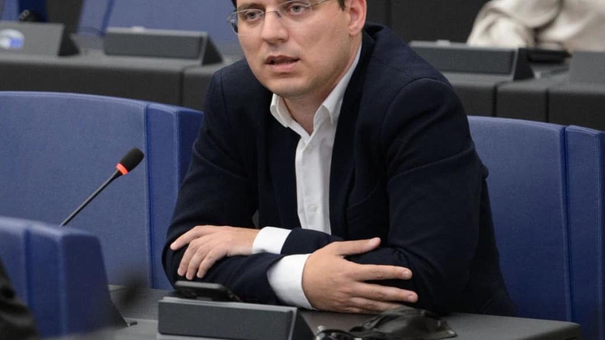 victor-negrescu_54175400