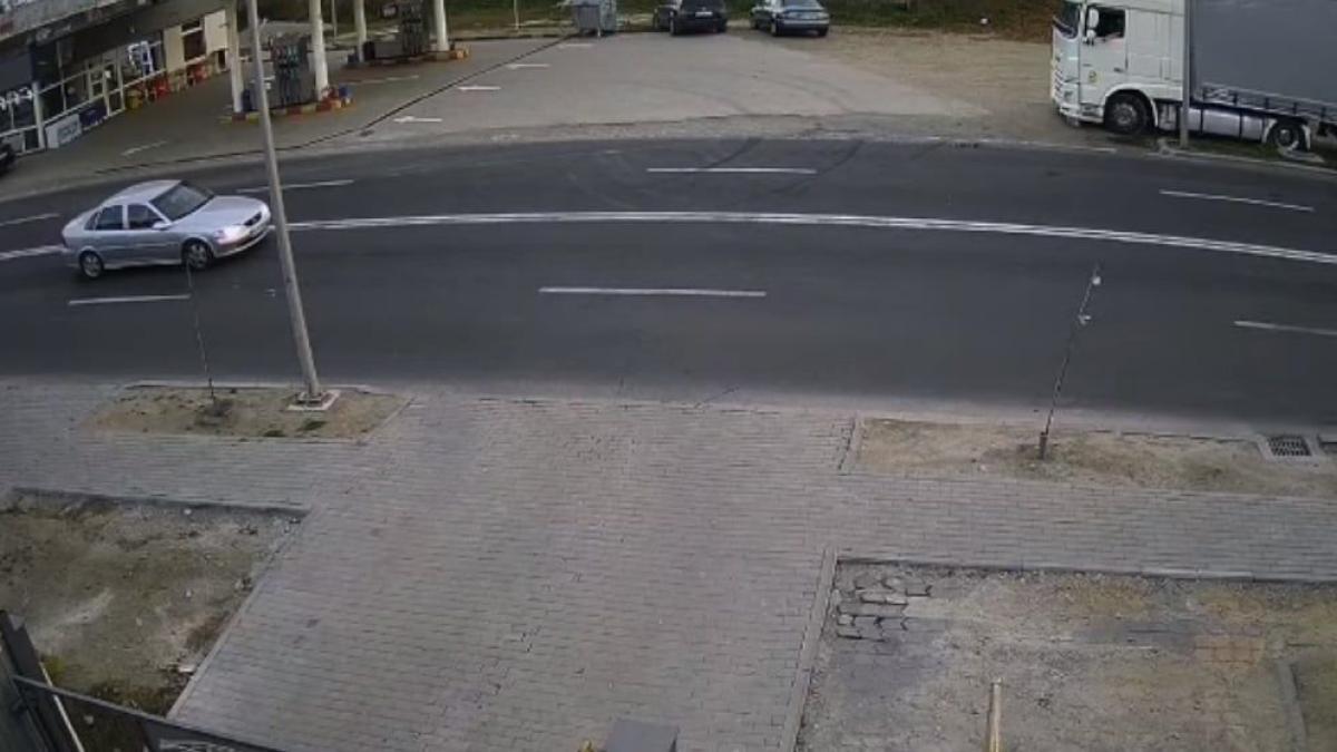 accident-grav-la-intrare-in-municipiul-fagaras--impactul-a-fost-surprins-de-camerele-de-supraveghere_84633400