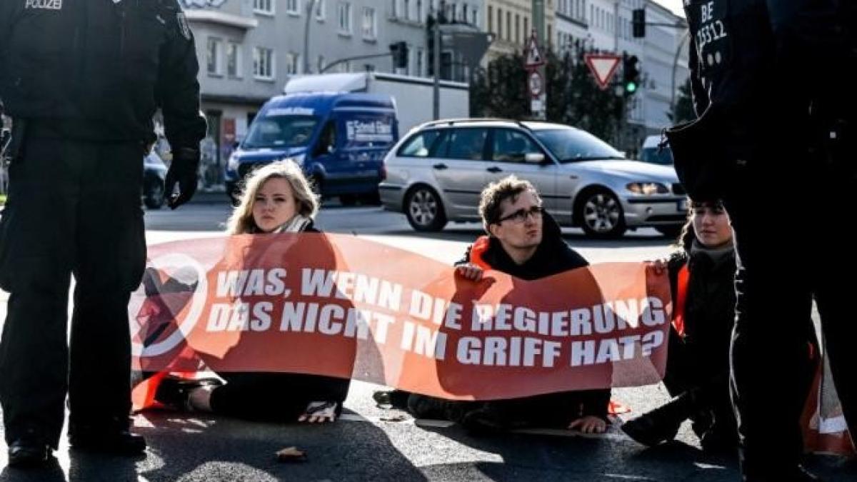 activistii-germani-pentru-clima-au-blocat-strazi-din-berlin-si-s-au-luat-la-bataie-cu-soferii-in-trafic_10269900