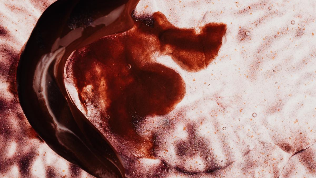 protest-cu-petrol-si-sange-fals-la-muzeul-egiptean-din-barcelona--ce-au-facut-activistii-de-mediu-unei-mumii---video_49750800