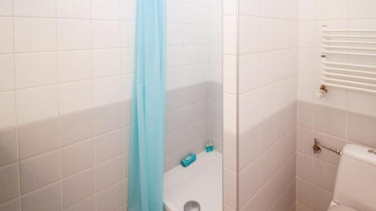 petele-galbene-de-pe-obiectele-sanitare-vor-disparea-fara-urma---ai-nevoie-de-un-produs-din-camara_74950700