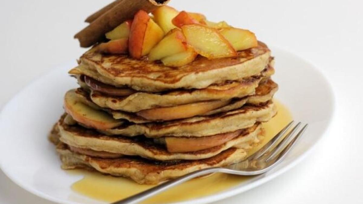 clatite-cu-mere--le-pregatesti-in-doar-cateva-minute-si-au-doar-50-de-calorii_46584200