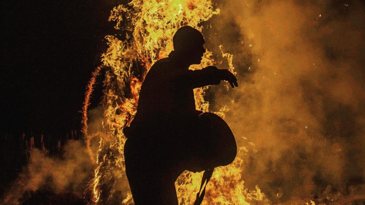 un-barbat-si-a-dat-foc-in-fata-primariei-din-pestisani_28428200