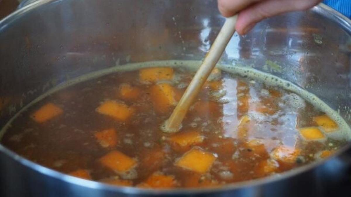 cum-se-elimina-excesul-de-grasime-din-bulionul-de-carne--cele-mai-eficiente-metode_52512000