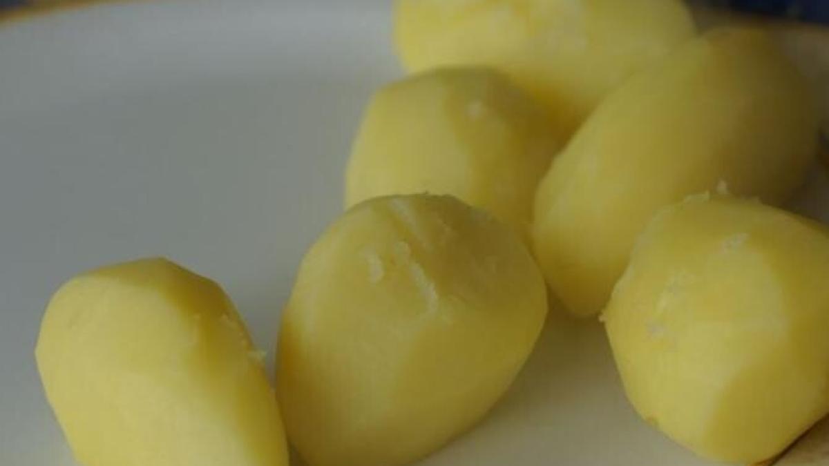 cartofii-vor-fierbe-de-doua-ori-mai-repede-daca-veti-adauga-in-oala-un-produs-simplu-din-frigider_07555000