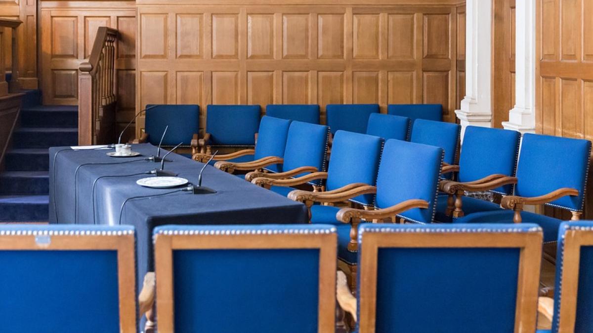 judecatoare-lenjerie-audiere-suspendata_84177900