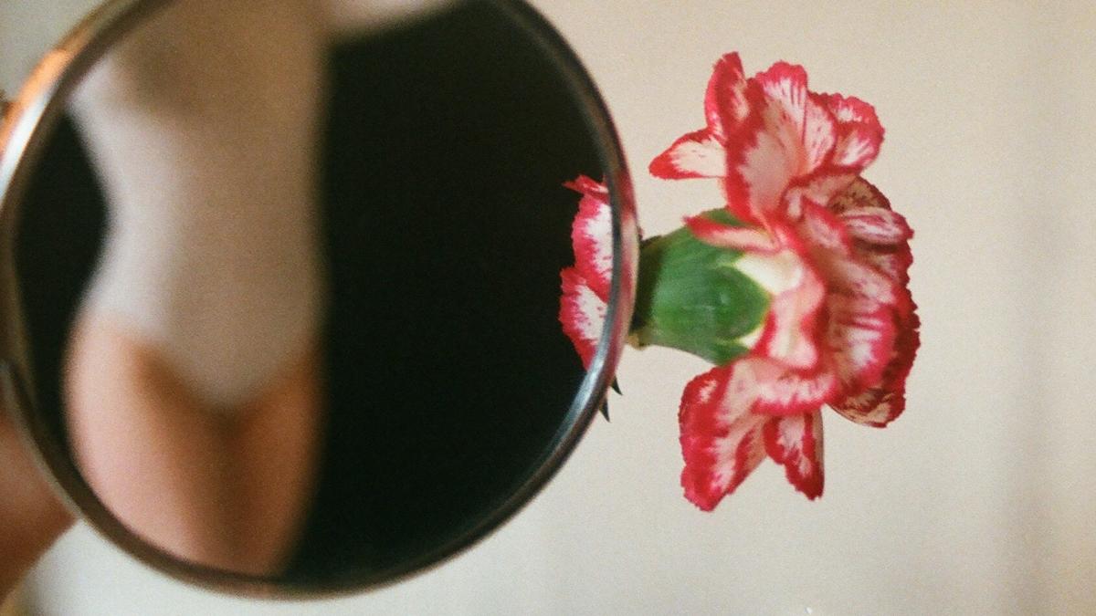 sfantul-andrei--30-noiembrie--ce-trebuie-sa-faci---de-ce-se-dezbraca-fetele-intre-doua-oglinzi_04297300